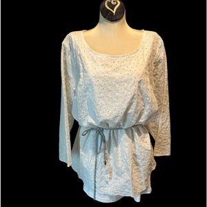 Gorgeous eyelet lace peasant style blouse with tank